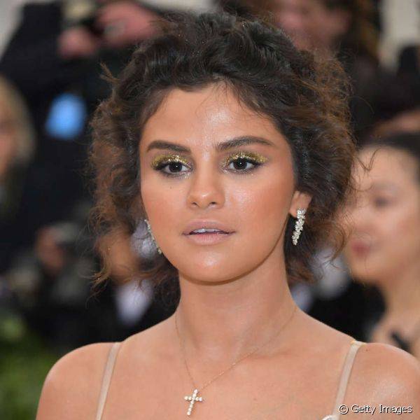 Make Selena Gomez Met Gala 2018: olhar bem dramático foi o foco total da cantora que abusou da sombra amarela na maquiagem (Foto: Getty Images)